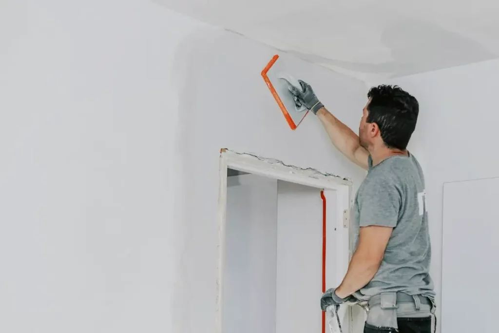 Rénovation et modernisation des revêtements muraux d'une maison ancienne : Transformez votre intérieur