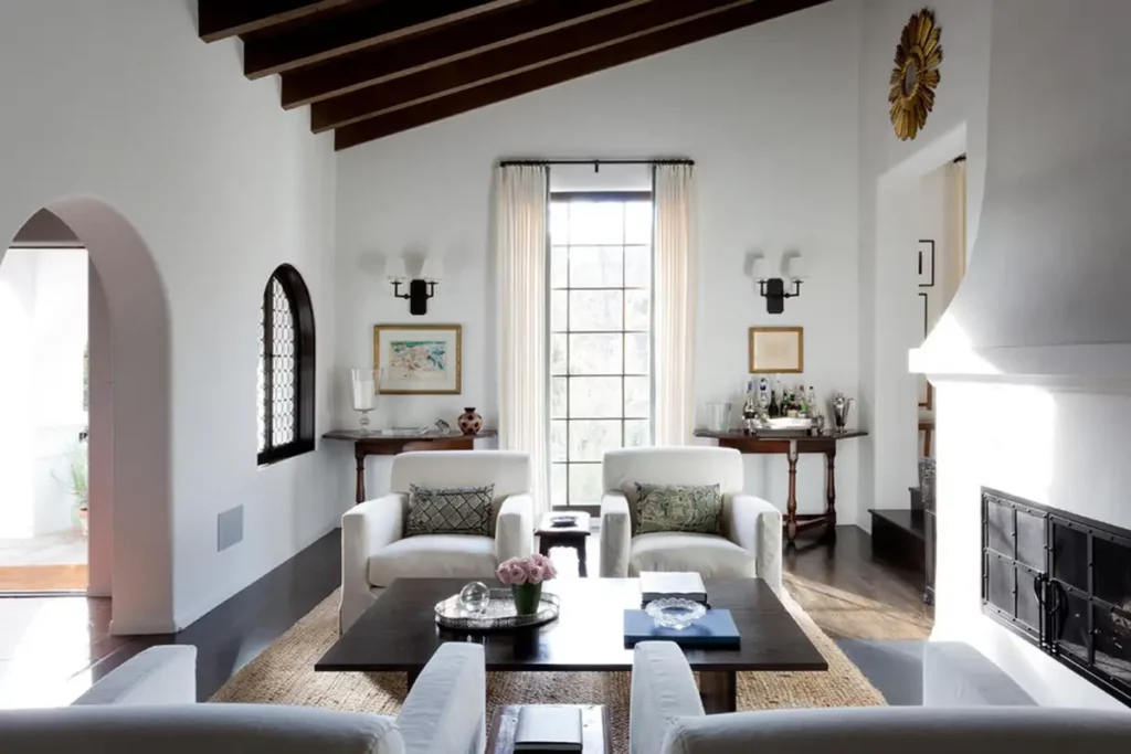 Réhabilitation architecturale d'un salon vernaculaire : Étude de cas sur une rénovation de style hispanique pour une maison à Claye-Souilly